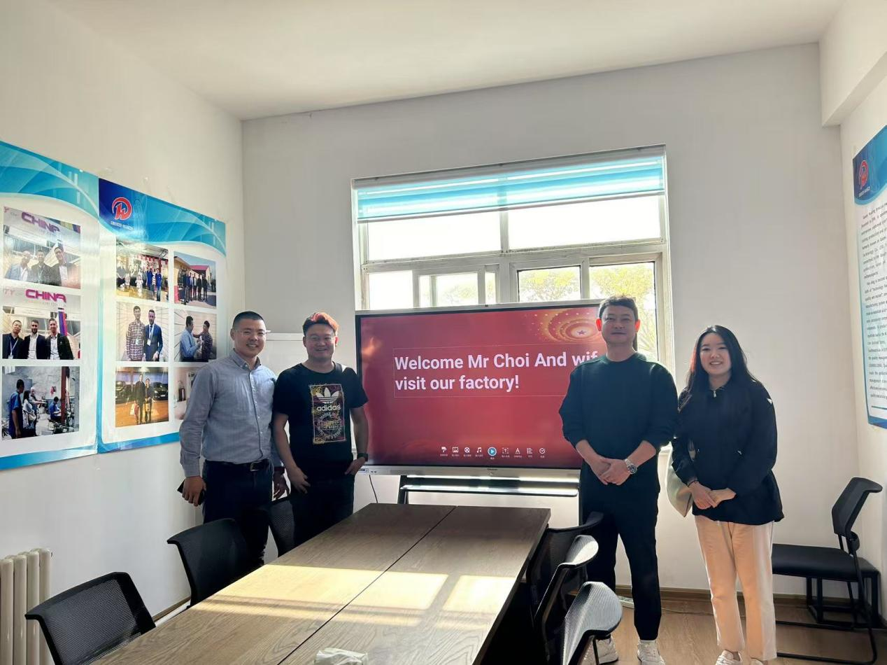 कोरियाली ग्राहकहरु हाम्रो कारखानाको भ्रमण गर्छन्