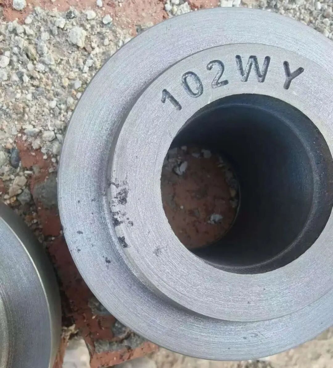 हरियो बालुवा प्रयोग गरेर खैरो कास्ट फलामका भागहरूको उत्पादनमा बालुवा फ्लशिंग दोषहरूको विशेषताहरू के हुन्? स्लैग आँखा दोषहरू बीच के भिन्नता छ?